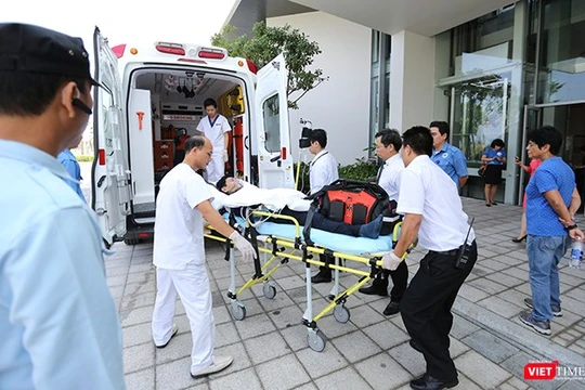 Sáng 25/10, Sở Y tế Đà Nẵng phối hợp cùng các cơ sở y tế tổ chức diễn tập ứng phó cấp cứu y tế phục vụ Tuần lễ cấp cao APEC 2017 sắp diễn ra.