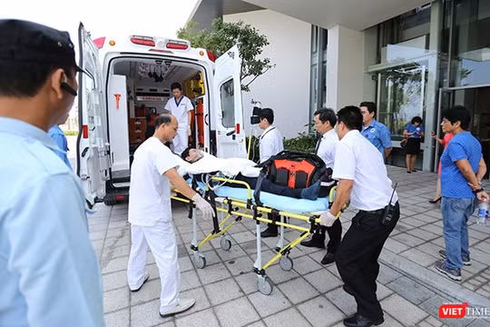 Sáng 25/10, Sở Y tế Đà Nẵng phối hợp cùng các cơ sở y tế tổ chức diễn tập ứng phó cấp cứu y tế phục vụ Tuần lễ cấp cao APEC 2017 sắp diễn ra.