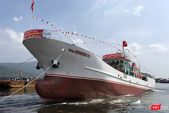 Trưa 25/10, tại âu thuyền Thọ Quang (Đà Nẵng), tàu hậu cần nghề cá vỏ thép mang số hiệu ĐNa 90999TS đã hạ thủy đã trở thành tàu dịch vụ hậu cần nghề cá bằng vỏ thép lớn nhất miền Trung.
