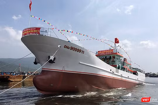 Trưa 25/10, tại âu thuyền Thọ Quang (Đà Nẵng), tàu hậu cần nghề cá vỏ thép mang số hiệu ĐNa 90999TS đã hạ thủy đã trở thành tàu dịch vụ hậu cần nghề cá bằng vỏ thép lớn nhất miền Trung.