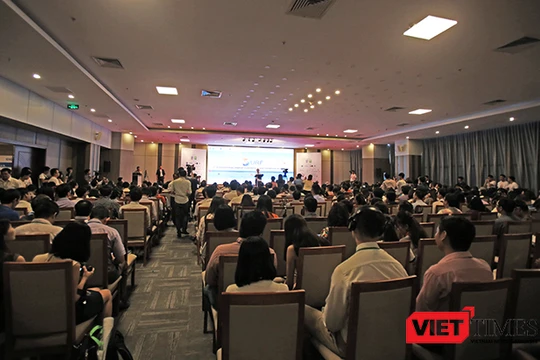 Sáng 21/7, Hội nghị và Triển lãm Khởi nghiệp Đà Nẵng SURF 2017 mang chủ đề “Công nghệ và Hệ sinh thái khởi nghiệp” đã chính thức diễn ra với sự tham dự của hơn 2.000 lượt đại biểu trong và ngoài nước.