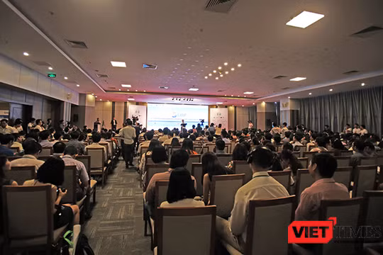 Sáng 21/7, Hội nghị và Triển lãm Khởi nghiệp Đà Nẵng SURF 2017 mang chủ đề “Công nghệ và Hệ sinh thái khởi nghiệp” đã chính thức diễn ra với sự tham dự của hơn 2.000 lượt đại biểu trong và ngoài nước.