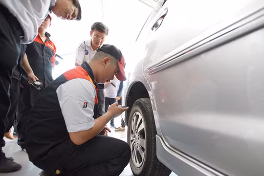 Các lái xe sẽ được trải nghiệm cùng các kỹ thuật viên trong các bước chăm sóc xe, tháo lắp và lốp bằng các bài thực hành kỹ năng thực tế