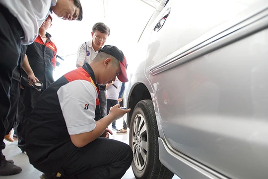 Các lái xe sẽ được trải nghiệm cùng các kỹ thuật viên trong các bước chăm sóc xe, tháo lắp và lốp bằng các bài thực hành kỹ năng thực tế