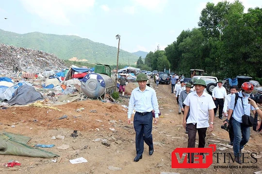 Ông Nguyễn Xuân Anh-Bí thư Thành ủy, Chủ tịch HĐND TP Đà Nẵng trong chuyến thị sát bãi rác Khánh Sơn sau những phản ứng của người dân về tình trạng ô nhiễm nghiêm trọng diễn ra tại đây