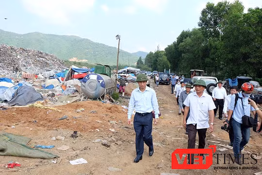Ông Nguyễn Xuân Anh-Bí thư Thành ủy, Chủ tịch HĐND TP Đà Nẵng trong chuyến thị sát bãi rác Khánh Sơn sau những phản ứng của người dân về tình trạng ô nhiễm nghiêm trọng diễn ra tại đây
