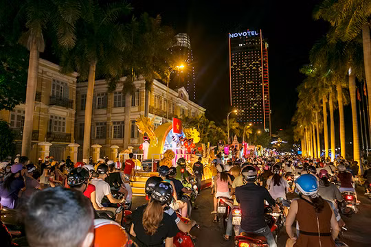 Tối ngày 4/5, Lễ hội đường phố Đà Nẵng-hoạt động đồng hành lớn thứ hai trong khuôn khổ Lễ hội pháo hoa Đà Nẵng DIFF 2017 đã sẵn sàng bằng đêm tổng duyệt tưng bừng đầy hứng khởi với những màn biểu diễn nghệ thuật hoạt náo, những xe hoa trang trí rực rỡ.