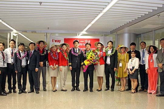Lễ đón chuyến bay đầu tiên đáp xuống Cảng Hàng không quốc tế Đà Nẵng của T’way Air từ Daegu có đại diện Sở du lịch Đà Nẵng và đại diện Thành phố Daegu thường trú tại Đà Nẵng và đại diện Cảng Hàng không quốc tế Đà Nẵng.