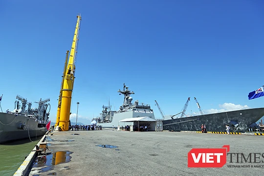 Đội tàu Hải quân Hàn Quốc gồm tàu khu trục tên lửa ROKS Kang Gam Chan (DDH-979) và tàu hậu cần ROKS HWACHEON (AOE-59) tại cảng Tiên Sa (Đà Nẵng)