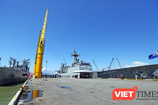 Đội tàu Hải quân Hàn Quốc gồm tàu khu trục tên lửa ROKS Kang Gam Chan (DDH-979) và tàu hậu cần ROKS HWACHEON (AOE-59) tại cảng Tiên Sa (Đà Nẵng)