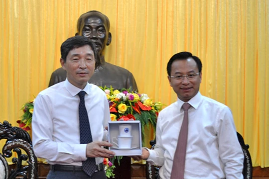 Bí thư Thành ủy Đà Nẵng Nguyễn Xuân Anh và Đại sứ Hàn Quốc tại Việt Nam Lee Hyuk tại chuyến thăm và làm việc tại Đà Nẵng (ảnh Thái Hà-danang.gov.vn)