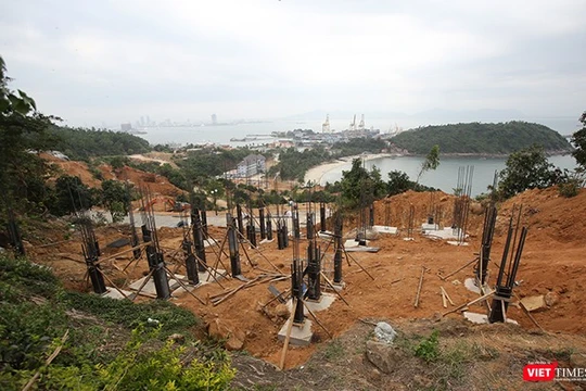 Liên quan đến hành vi xây dựng không có giấy phép tại Dự án Khu du lịch sinh thái biển Tiên Sa trên bán đảo Sơn Trà, Phó chủ tịch quận Sơn Trà đã bị kỷ luật