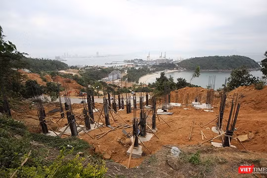 Liên quan đến hành vi xây dựng không có giấy phép tại Dự án Khu du lịch sinh thái biển Tiên Sa trên bán đảo Sơn Trà, Phó chủ tịch quận Sơn Trà đã bị kỷ luật