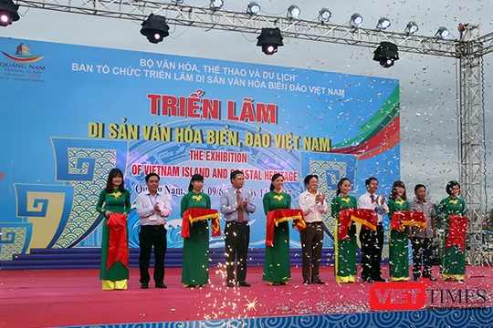 Trong khuôn khổ Festival Di sản Quảng Nam lần VI-2017, chiều 9/6, tại khu vực bãi biển Tam Thanh (TP Tam Kỳ, tỉnh Quảng Nam) đã diễn ra triển lãm "Di sản văn hóa biển, đảo Việt Nam".