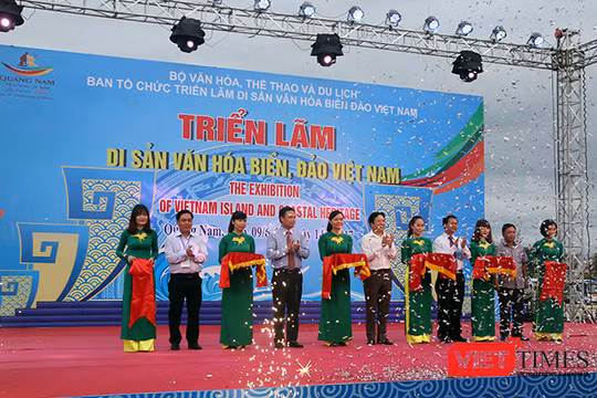 Trong khuôn khổ Festival Di sản Quảng Nam lần VI-2017, chiều 9/6, tại khu vực bãi biển Tam Thanh (TP Tam Kỳ, tỉnh Quảng Nam) đã diễn ra triển lãm "Di sản văn hóa biển, đảo Việt Nam".