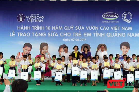 Phó Chủ tịch nước Đặng Thị Ngọc Thịnh trao sữa cho trẻ em Quảng Nam