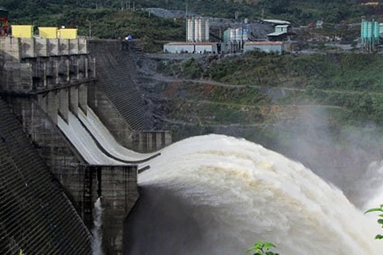 Chiều 6/11, Chủ tịch UBND tỉnh Quảng Nam Đinh Văn Thu khẳng định, Thủy điện Sông Tranh 2 (huyện Bắc Trà My, Quảng Nam) đang vận hành bình thường và đang góp phần điều tiết lũ, thông tin vỡ đập là tin đồn thất thiệt.