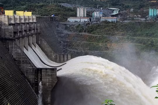 Chiều 6/11, Chủ tịch UBND tỉnh Quảng Nam Đinh Văn Thu khẳng định, Thủy điện Sông Tranh 2 (huyện Bắc Trà My, Quảng Nam) đang vận hành bình thường và đang góp phần điều tiết lũ, thông tin vỡ đập là tin đồn thất thiệt.