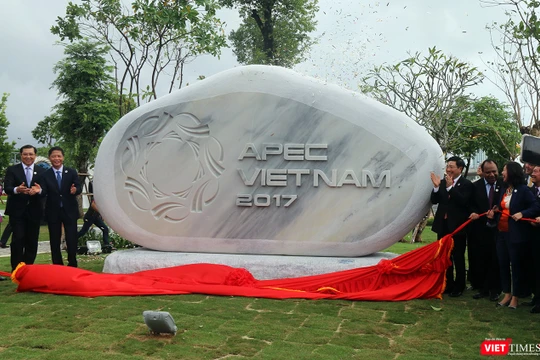  Sáng ngày 09/11, Phó Thủ tướng Bộ trưởng Ngoại giao Phạm Bình Minh cùng các đại biểu đến từ 21 nền kinh tế thành viên APEC đã chủ trì Lễ khai trương Công viên APEC tại Đà Nẵng. 