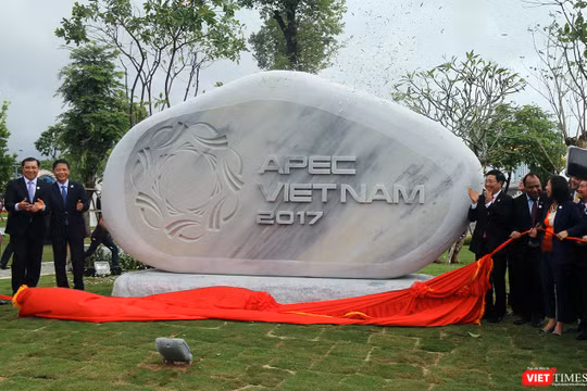  Sáng ngày 09/11, Phó Thủ tướng Bộ trưởng Ngoại giao Phạm Bình Minh cùng các đại biểu đến từ 21 nền kinh tế thành viên APEC đã chủ trì Lễ khai trương Công viên APEC tại Đà Nẵng. 