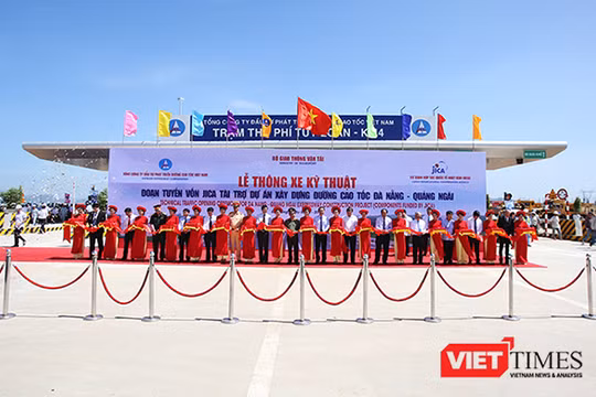 Sáng 2/8, Bộ GTVT và Tổng công ty Đầu tư phát triển đường cao tốc Việt Nam (VEC) chính thức tổ chức thông xe kỹ thuật và đưa vào khai thác tạm đoạn tuyến Túy Loan (Đà Nẵng)-Tam Kỳ (Quảng Nam) thuộc Dự án xây dựng đường cao tốc Đà Nẵng-Quảng Ngãi.