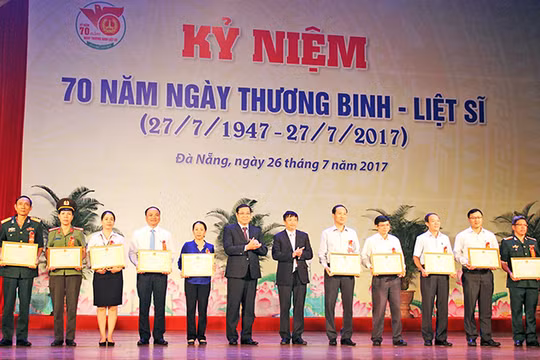 Sáng 26/7, UBND TP Đà Nẵng đã tổ chức Kỷ niệm 70 năm Ngày Thương binh - Liệt sĩ và tổng kết 20 năm thực hiện Pháp lệnh Ưu đãi người có công với cách mạng và Chương trình Hỗ trợ sửa chữa nhà ở người có công với cách mạng năm 2017 trên địa bàn.