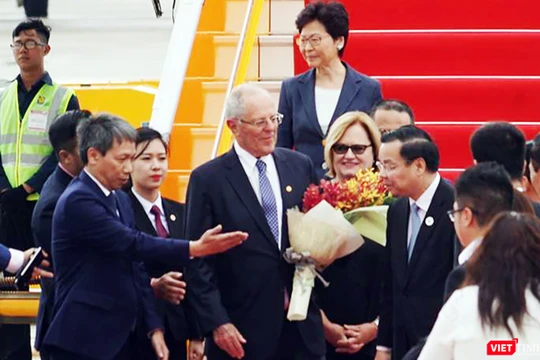 Sáng ngày 9/11, máy bay chở Tổng thống Peru Pedro Pablo Kuczynski và Trưởng đại diện đặc khu hành chính Hong Kong (Trung Quốc) Lâm Trịnh Nguyệt Nga đã đến Đà Nẵng.