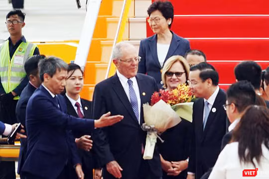 Sáng ngày 9/11, máy bay chở Tổng thống Peru Pedro Pablo Kuczynski và Trưởng đại diện đặc khu hành chính Hong Kong (Trung Quốc) Lâm Trịnh Nguyệt Nga đã đến Đà Nẵng.