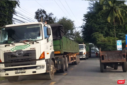 Hàng loạt những chuyến xe tải kéo móc loại 6 trục chở ALumin nối đuôi chạy ầm ầm qua QL27 và QL27B khiến tuyến giao thông đối mặt với nguy cơ xuống cấp, mất an toàn giao thông