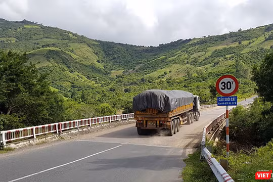 Hàng loạt xe đầu kéo 6 trục tải trọng lớn chở hàng hóa, Bô xít rầm rập đổ bộ từ Lâm Đồng về Cam Ranh (Khánh Hòa) đang đẩy QL 27B trước nguy cơ bị băm nát, hư hỏng do quá tải và mất an toàn giao thông.