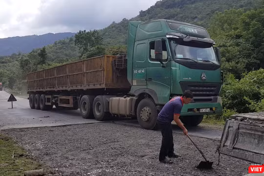 Bất chấp biển báo hạn chế tải trọng phương tiện, quá tải trọng cầu, đoàn xe vẫn rầm rập di chuyển. Và tình trạng hư hỏng mặt đường tại đây đã xảy ra