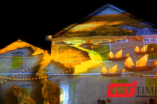Đô thị cổ Hội An trở nên khác biệt với những hình ảnh 3D nghệ thuật của Lễ hội ánh sáng-Hoi An Light Festival lần đầu tiên được tổ chức.