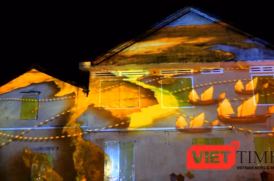 Đô thị cổ Hội An trở nên khác biệt với những hình ảnh 3D nghệ thuật của Lễ hội ánh sáng-Hoi An Light Festival lần đầu tiên được tổ chức.