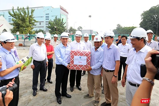 Sáng 28/10, Bí thư Thành ủy Đà Nẵng Trương Quang Nghĩa, cùng Chủ tịch TP Đà Nẵng Huỳnh Đức Thơ đã có chuyến thăm hỏi, động viên và tặng quà đối với đơn vị thi công công trình Hầm chui nút giao thông Điện Biên Phủ phục vụ APEC. ảnh Hồ Xuân Mai