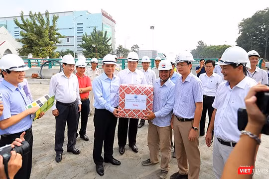 Sáng 28/10, Bí thư Thành ủy Đà Nẵng Trương Quang Nghĩa, cùng Chủ tịch TP Đà Nẵng Huỳnh Đức Thơ đã có chuyến thăm hỏi, động viên và tặng quà đối với đơn vị thi công công trình Hầm chui nút giao thông Điện Biên Phủ phục vụ APEC. ảnh Hồ Xuân Mai