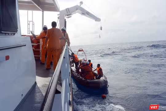 Sau nhiều giờ tìm kiếm và cứu nạn, tối ngày 13/12, tàu SAR 412 đã đưa 07 ngư dân trên tàu cá QB 92869 TS bị chìm trên biển về bờ an toàn.