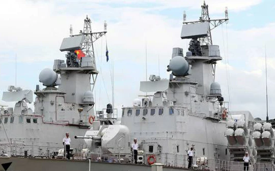 Sáng 9/10, Tổng công ty Ba Son (Tổng cục Công nghiệp quốc phòng) đã bàn giap 2 tàu tên lửa 'Tia chớp' mang số hiệu HQ 382 và HQ 383 cho Lữ đoàn 167, Bộ Tư lệnh Vùng 2 Hải quân (Ảnh Thời Đại-TNO)