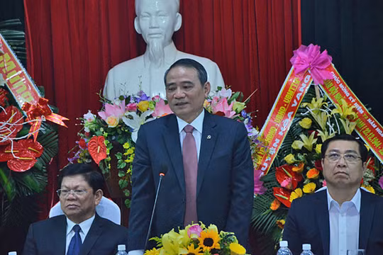 Ông Trương Quang Nghĩa, bí thư Thành ủy Đà Nẵng, trong buổi gặp mặt các sĩ quan quân đội - Ảnh: P.N.