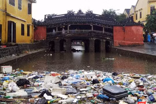 Chùa Cầu ngập rác sau lũ. Ảnh Trung Đào