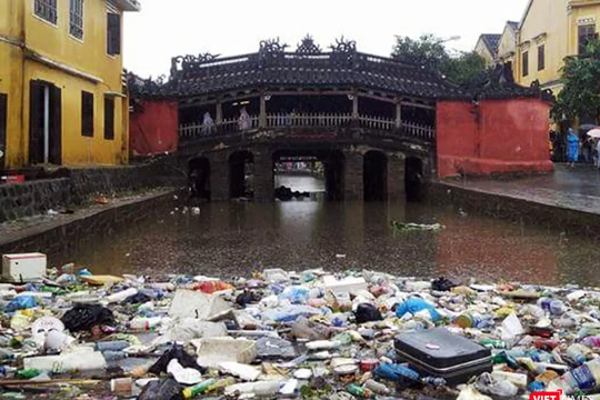 Chùa Cầu ngập rác sau lũ. Ảnh Trung Đào