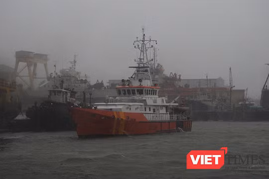 Tàu SAR412 cứu thành công 11 ngư dân và tàu cá bị nạn khi di chuyển trách bãi số 10