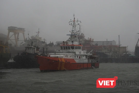 Tàu SAR412 cứu thành công 11 ngư dân và tàu cá bị nạn khi di chuyển trách bãi số 10