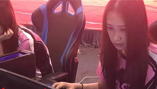 Những cô gái theo nghiệp chơi game thường phải làm việc 12 tiếng mỗi ngày. Ảnh: yangtse.com