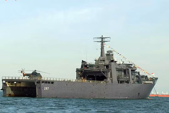 Hạm đổ bộ Hải quân Singapore tàu RSS ENDURANCE đến thăm Cam Ranh