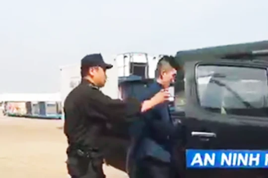 Hành khách Trung Quốc tên Dai Dapeng bị áp giải sau khi hạ cánh xuống Sân bay Tân Sơn Nhất