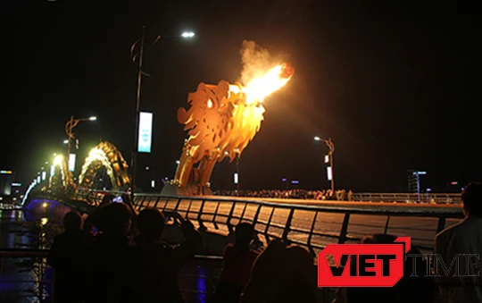 cầu Rồng sẽ phun nước, phun lửa vào ban đêm phục vụ người dân và du khách từ 26/01-29/01 (tức các đêm 29, 30 tháng Chạp năm Bính Thân và mồng 01, 02 tháng Giêng năm Đinh Dậu).