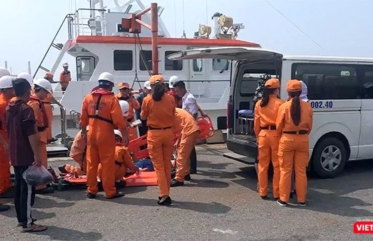 Tàu SAR412 của Phối hợp tìm kiếm, cứu nạn hàng hải Việt Nam tại Đà Nẵng cùng ê kíp bác sỹ của Trung tâm cấp cứu 115 Đà Nẵng đã cứu nạn thành công một ngư dân nguy kịch do bị tai nạn lao động trên biển Hoàng Sa - Ảnh cắt từ clip