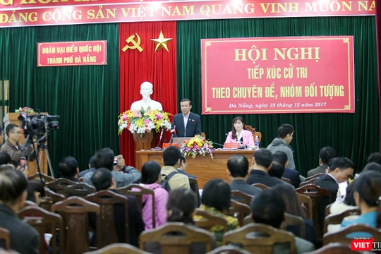 Sáng 19/12, Đoàn đại biểu Quốc hội TP Đà Nẵng đã có buổi tiếp xúc cử tri chuyên đề, theo nhóm đối tượng liên quan đến việc UBND TP Đà Nẵng thực hiện thay đổi thời hạn chứng nhận quyền sử dụng đất đã cấp đối với đất cơ sở sản xuất, kinh doanh ghi sai thời 