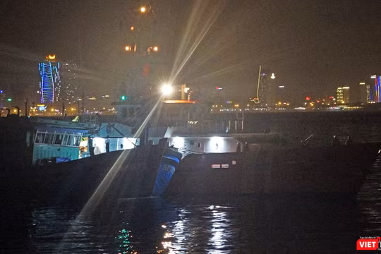 Sau 13 tiếng đồng hồ nỗ lực, đúng 21h00 tối ngày 15/12, tàu SAR 412 của lực lượng cứu nạn hàng hải đã đưa 13 ngư dân cùng tàu BĐ 95368 TS về bờ an toàn.