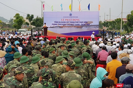 Sáng 28/10, hàng vạn người dân Đà Nẵng trên địa bàn các quận Sơn Trà, Ngũ Hành Sơn, Thanh Khê, Hải Châu,.. đã đồng loạt ra quân phong trào Ngày chủ nhật xanh-Hưởng ứng Tuần lễ cấp cao APEC. ảnh: Hồ Xuân Mai